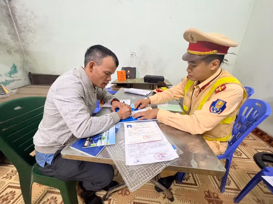 CSGT Tuyên Quang làm việc với tài xế vi phạm. Ảnh: Công an tỉnh Tuyên Quang