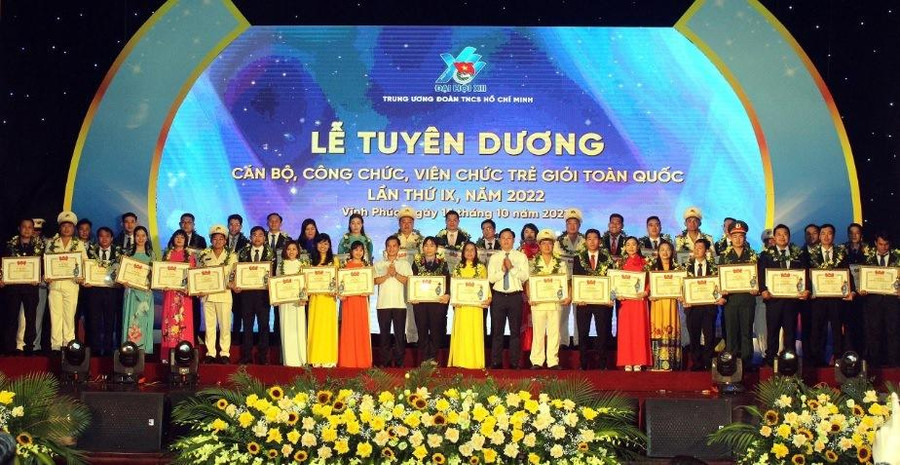 42 cán bộ, công chức, viên chức trẻ giỏi toàn quốc được TƯ Đoàn tuyên dương. 42 cán bộ, công chức, viên chức trẻ giỏi toàn quốc được TƯ Đoàn tuyên dương.