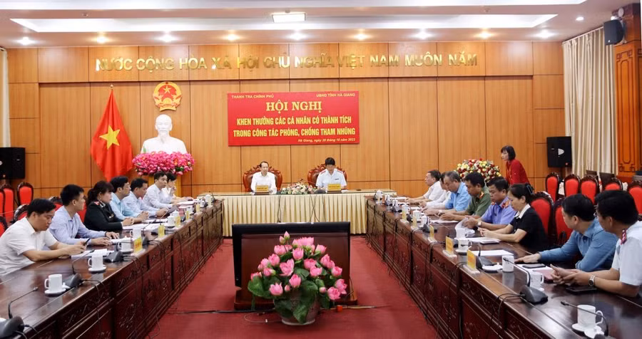 Hội nghị khen thưởng cho các cá nhân có thành tích trong công tác phòng, chống tham nhũng.