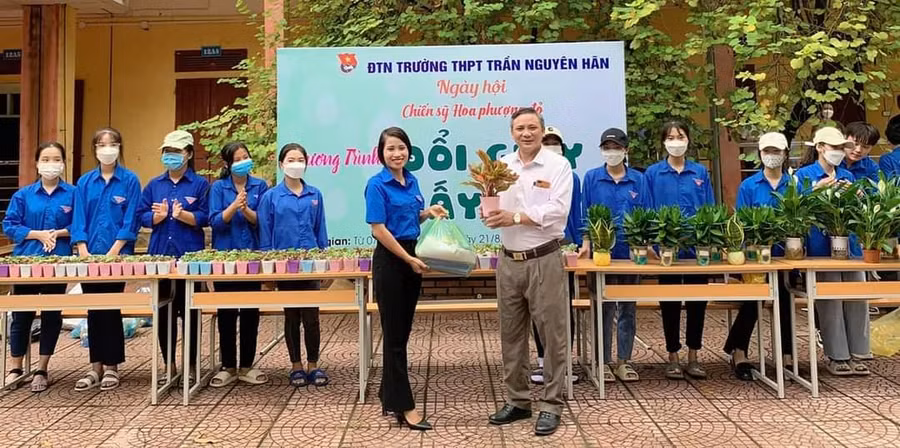 Cô giáo Trương Thị Thủy tổ chức hoạt động đổi phế liệu lấy cây xanh trong "Ngày hội chiến sĩ hoa phượng đỏ" tại Trường THPT Trần Nguyên Hãn. Cô giáo Trương Thị Thủy tổ chức hoạt động đổi phế liệu lấy cây xanh trong "Ngày hội chiến sĩ hoa phượng đỏ" tại Trường THPT Trần Nguyên Hãn.