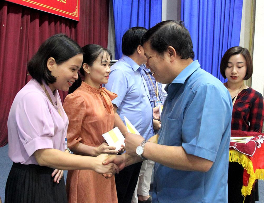 Giám đốc Sở GD&amp;ĐT Phú Thọ Nguyễn Văn Mạnh tặng quà cho giáo viên tham gia bồi dưỡng học sinh dự thi HSG quốc gia.