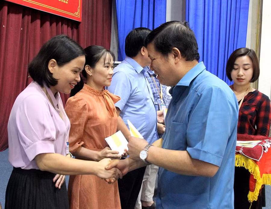 Giám đốc Sở GD&amp;ĐT Phú Thọ Nguyễn Văn Mạnh tặng quà cho giáo viên tham gia bồi dưỡng học sinh dự thi HSG quốc gia.