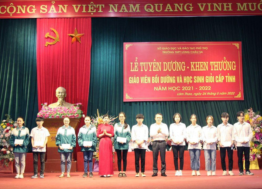 Trường THPT Long Châu Sa khen thưởng học sinh giỏi năm học 2021-2022.