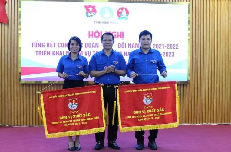 Cô giáo Trương Thị Thủy nhận cờ thi đua Đơn vị Xuất sắc năm học 2021 – 2022 do Tỉnh đoàn Vĩnh Phúc trao tặng Đoàn trường THPT Trần Nguyên Hãn. Cô giáo Trương Thị Thủy nhận cờ thi đua Đơn vị Xuất sắc năm học 2021 – 2022 do Tỉnh đoàn Vĩnh Phúc trao tặng Đoàn trường THPT Trần Nguyên Hãn.
