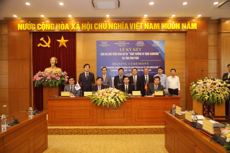 Đại diện các bên cùng ký kết Biên bản ghi nhớ triển khai dự án Ngôi trường Hy vọng Samsung tại Vĩnh Phúc.