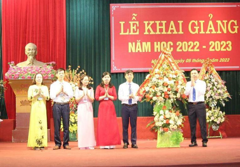 Ông Lê Đức Thắng – Chủ tịch UBND huyện Lâm Thao (bìa phải) tặng hoa chúc mừng nhà trường nhân dịp khai giảng năm học.