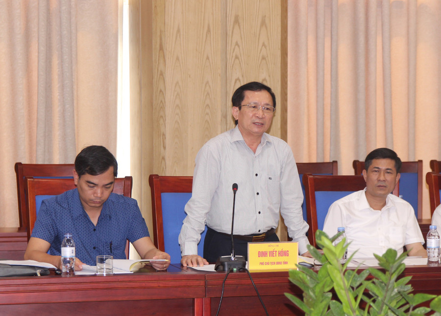 Ông Đinh Viết Hồng - Phó Chủ tịch UBND tỉnh - Trưởng ban chỉ đạo thi THPT quốc gia Nghệ An tiếp thu ý kiến từ đoàn kiểm tra Bộ GD&ĐT