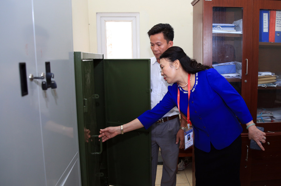 Thứ trưởng Nguyễn Thị Nghĩa kiểm tra tủ đựng đề thi, bài thi tại Trường THPT DTNT số 2 Nghệ An