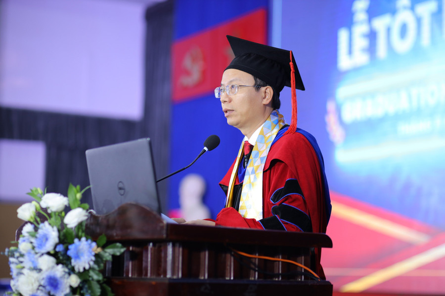 PGS.TS Mai Thanh Phong, Hiệu trưởng Trường Đại học Bách khoa phát biểu tại lễ tốt nghiệp. Ảnh: N.Q PGS.TS Mai Thanh Phong, Hiệu trưởng Trường Đại học Bách khoa phát biểu tại lễ tốt nghiệp. Ảnh: N.Q