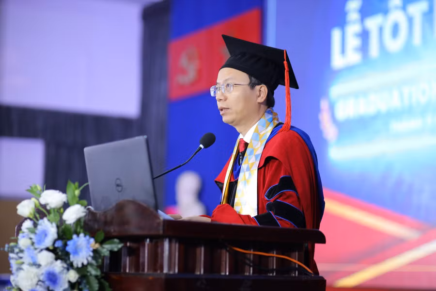 PGS.TS Mai Thanh Phong, Hiệu trưởng Trường Đại học Bách khoa phát biểu tại lễ tốt nghiệp. Ảnh: N.Q