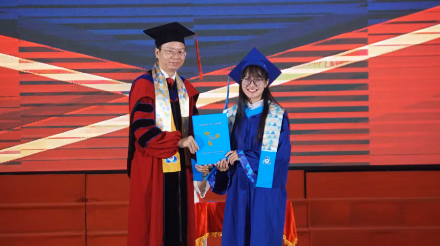 Sinh viên tốt nghiệp loại giỏi được trao bằng tốt nghiệp sáng 24/11, tại Trường Đại học Bách khoa, Đại học Quốc gia TPHCM. Ảnh: Mạnh Tùng