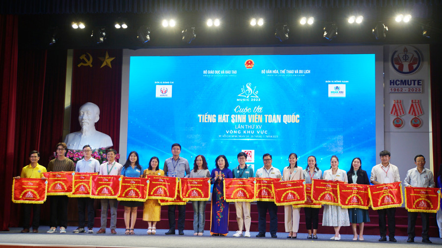 Thứ trưởng Ngô Thị Minh tặng cờ lưu niệm cho các đội tham gia vòng khu vực miền Nam cuộc thi "Tiếng hát sinh viên". Ảnh: Mạnh Tùng Thứ trưởng Ngô Thị Minh tặng cờ lưu niệm cho các đội tham gia vòng khu vực miền Nam cuộc thi "Tiếng hát sinh viên". Ảnh: Mạnh Tùng