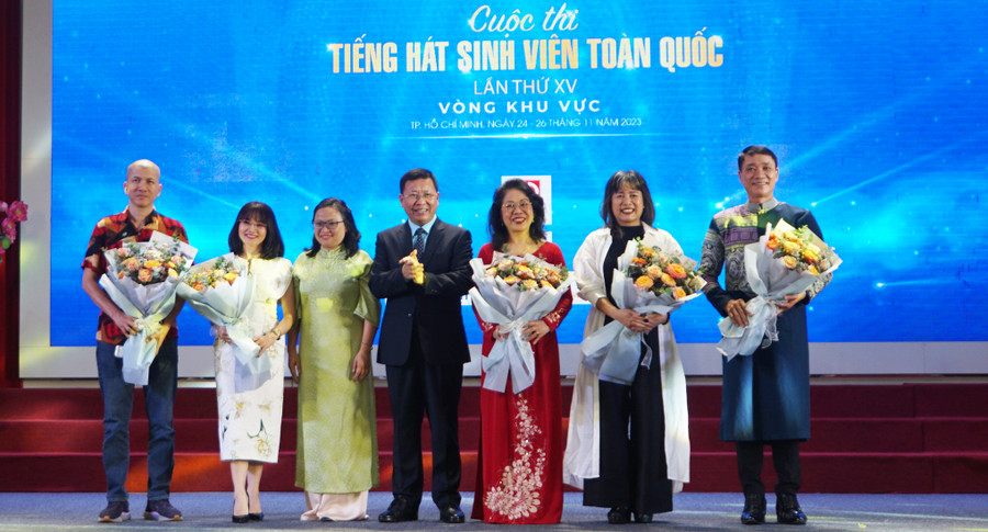 Ông Trần Văn Đạt, Quyền Vụ trưởng Vụ Giáo dục chính trị và Công tác học sinh, sinh viên (thứ tư từ trái sang) tặng hoa cho Ban giám khảo cuộc thi. Ảnh: Mạnh Tùng Ông Trần Văn Đạt, Quyền Vụ trưởng Vụ Giáo dục chính trị và Công tác học sinh, sinh viên (thứ tư từ trái sang) tặng hoa cho Ban giám khảo cuộc thi. Ảnh: Mạnh Tùng