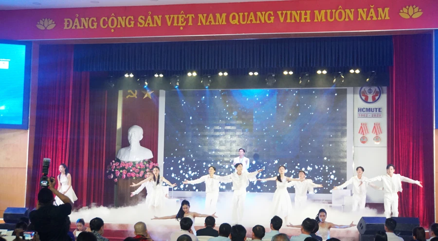 Tiết mục "Khát vọng" của đội thi Trường Đại học Sư phạm Kỹ thuật TPHCM trong đêm khai mạc vòng khu vực miền Nam. Ảnh: Mạnh Tùng