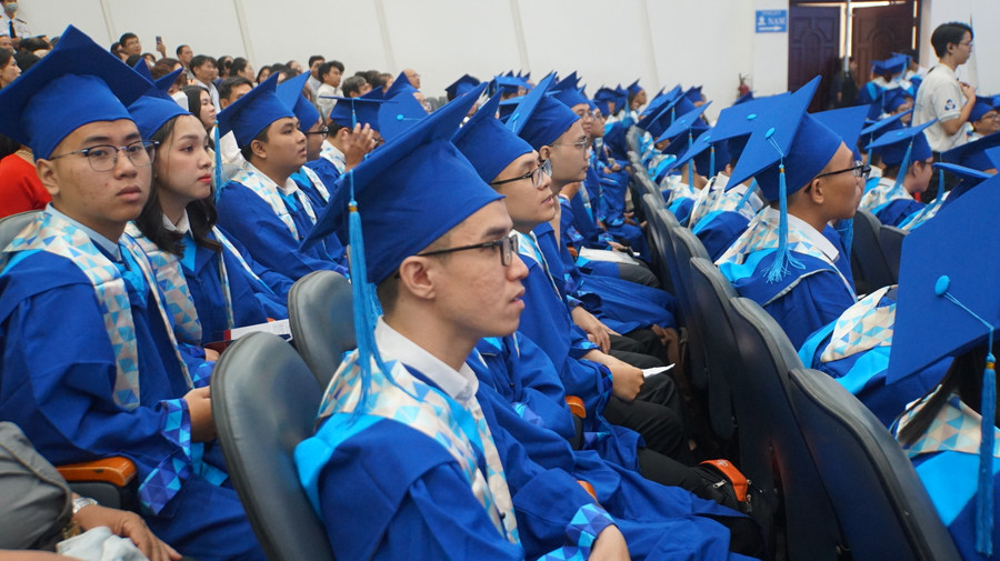 Các tân kỹ sư, cử nhân tốt nghiệp sáng 24/11. Ảnh: Mạnh Tùng Các tân kỹ sư, cử nhân tốt nghiệp sáng 24/11. Ảnh: Mạnh Tùng