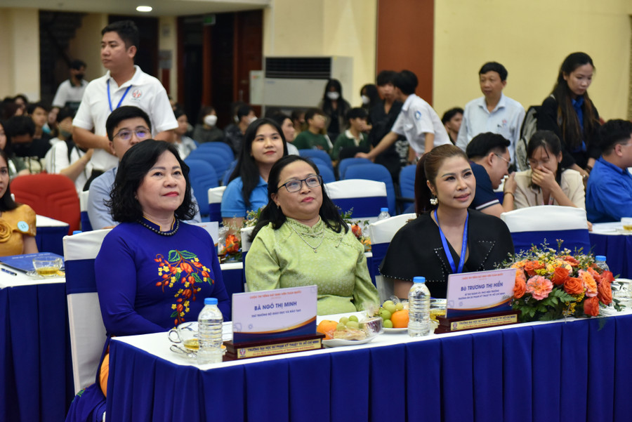 Thứ trưởng Bộ GD&ĐT Ngô Thị Minh (thứ nhất từ trái sang) dự lễ khai mạc cuộc thi “Tiếng hát sinh viên” vòng khu vực miền Nam. Ảnh: Mạnh Tùng Thứ trưởng Bộ GD&ĐT Ngô Thị Minh (thứ nhất từ trái sang) dự lễ khai mạc cuộc thi “Tiếng hát sinh viên” vòng khu vực miền Nam. Ảnh: Mạnh Tùng