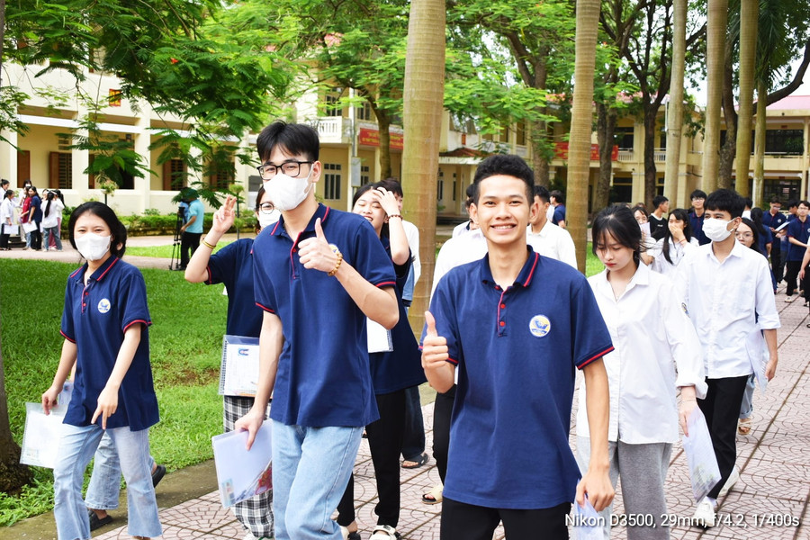 Thí sinh điểm thi THPT Vĩnh Yên, Vĩnh Phúc sau buổi thi Ngữ văn. Ảnh: Văn Lự Thí sinh điểm thi THPT Vĩnh Yên, Vĩnh Phúc sau buổi thi Ngữ văn. Ảnh: Văn Lự