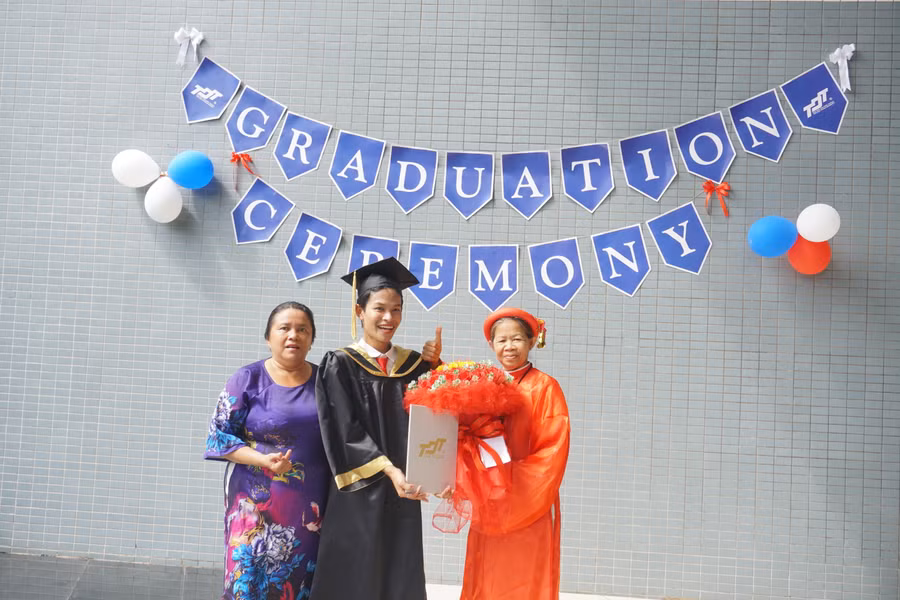 Tân cử nhân chụp ảnh lưu niệm cùng người thân. Ảnh: TDTU