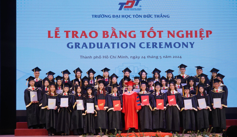 Lễ trao bằng tốt nghiệp chiều 24/5 tại Trường Đại học Tôn Đức Thắng. Ảnh: Mạnh Tùng Lễ trao bằng tốt nghiệp chiều 24/5 tại Trường Đại học Tôn Đức Thắng. Ảnh: Mạnh Tùng