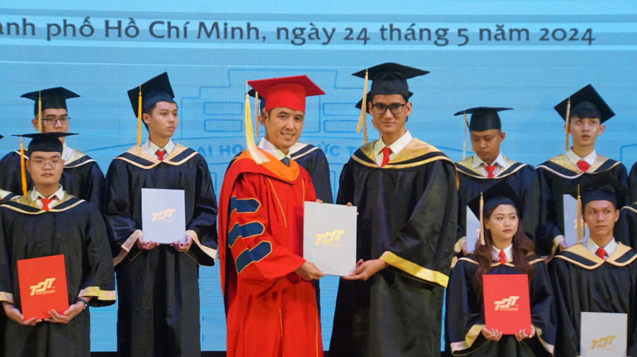 Tân cử nhân, kỹ sư nhận bằng tốt nghiệp. Ảnh: Mạnh Tùng Tân cử nhân, kỹ sư nhận bằng tốt nghiệp. Ảnh: Mạnh Tùng