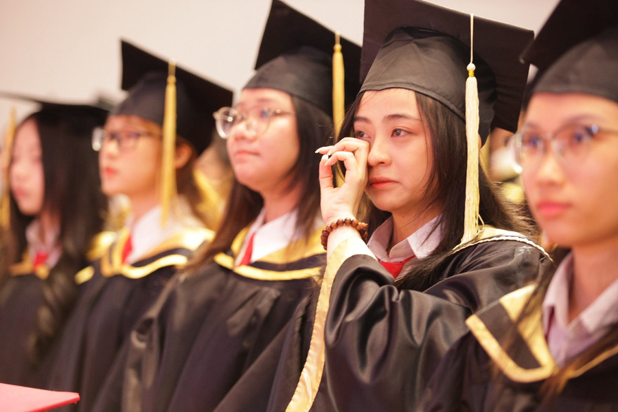 Tân cử nhân xúc động nghe bài phát biểu từ Hiệu trưởng nhà trường. Ảnh: TDTU Tân cử nhân xúc động nghe bài phát biểu từ Hiệu trưởng nhà trường. Ảnh: TDTU