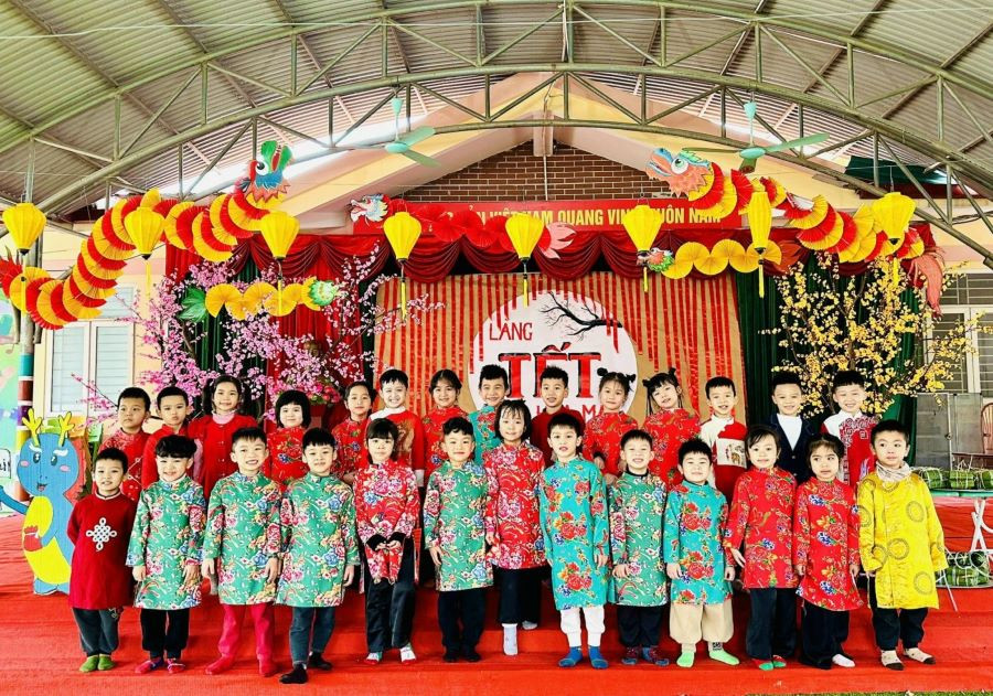 Trẻ vui nhộn với chương trình "Bé vui đón tết". Trẻ vui nhộn với chương trình "Bé vui đón tết".