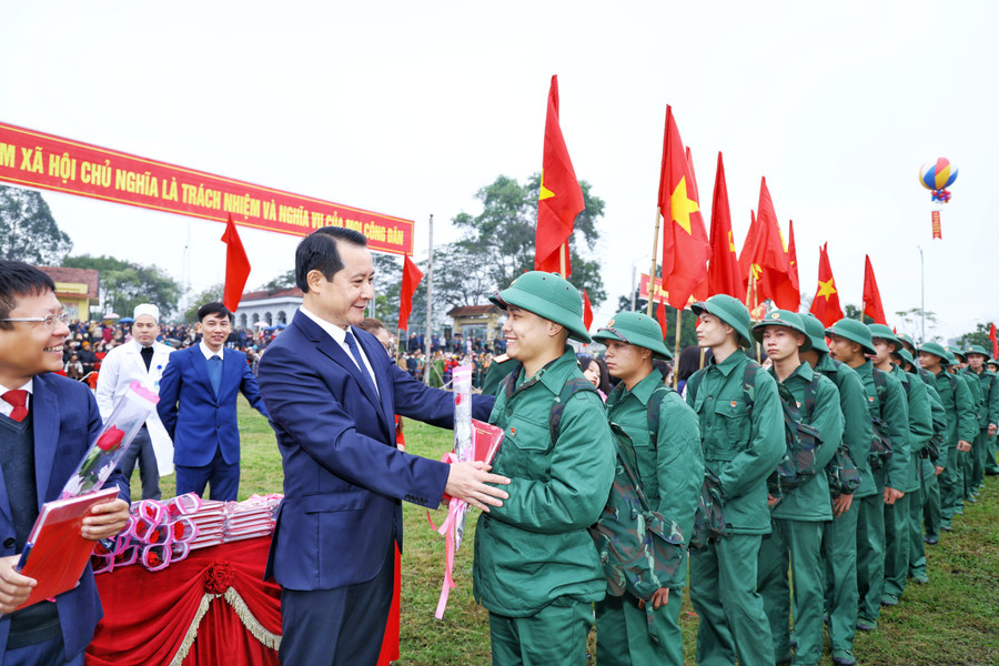 Phó Bí thư Thường trực Tỉnh ủy Vĩnh Phúc Phạm Hoàng Anh tặng hoa chúc mừng và động viên tân binh lên đường nhập ngũ. Phó Bí thư Thường trực Tỉnh ủy Vĩnh Phúc Phạm Hoàng Anh tặng hoa chúc mừng và động viên tân binh lên đường nhập ngũ.