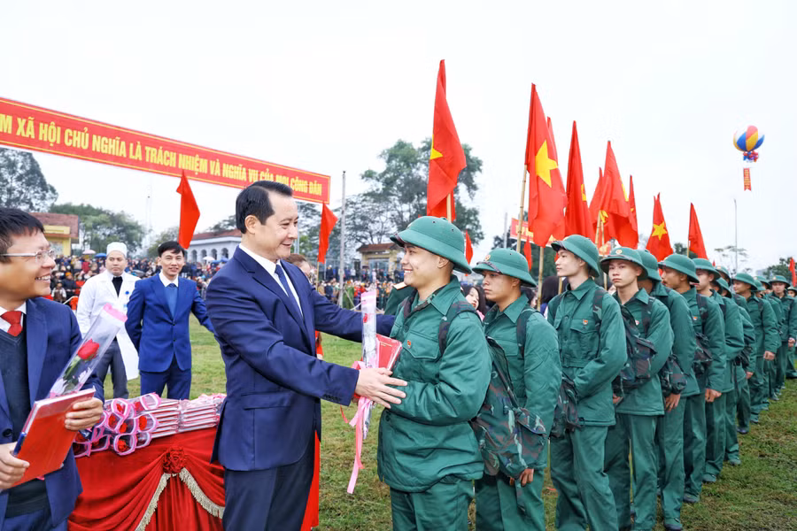 Phó Bí thư Thường trực Tỉnh ủy Vĩnh Phúc Phạm Hoàng Anh tặng hoa chúc mừng và động viên tân binh lên đường nhập ngũ.