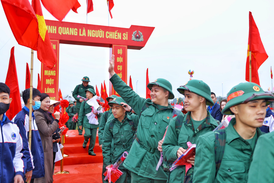 Tân binh bước qua cổng Vinh quang là người chiến sĩ. Tân binh bước qua cổng Vinh quang là người chiến sĩ.