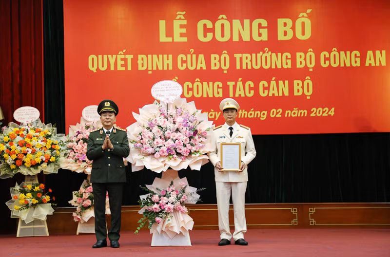 Thứ trưởng Trần Quốc Tỏ trao quyết định điều động và bổ nhiệm Đại tá Thân Văn Hải giữ chức vụ Giám đốc Công an tỉnh Vĩnh Phúc. Ảnh: Lan Hương.