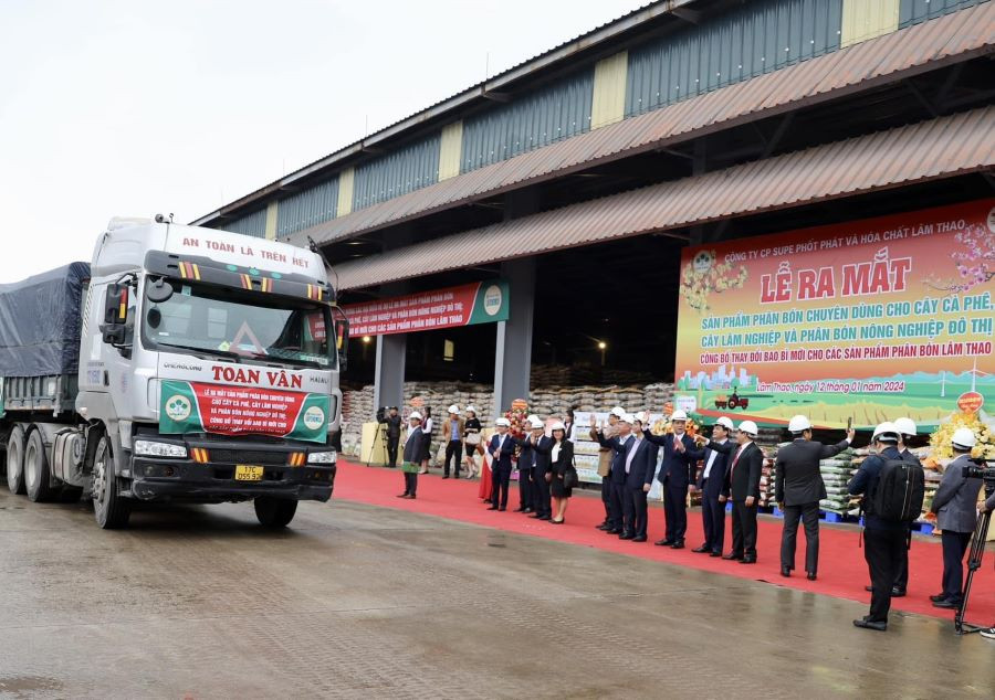 Ngày 12/01/2024, Công ty Supe ra mắt sản phẩm phân bón chuyên dùng cho cây Cà phê, cây Lâm nghiệp và phân bón nông nghiệp đô thị, công bố thay đổi bao bì mới cho các sản phẩm phân bón Lâm Thao. Ngày 12/01/2024, Công ty Supe ra mắt sản phẩm phân bón chuyên dùng cho cây Cà phê, cây Lâm nghiệp và phân bón nông nghiệp đô thị, công bố thay đổi bao bì mới cho các sản phẩm phân bón Lâm Thao.