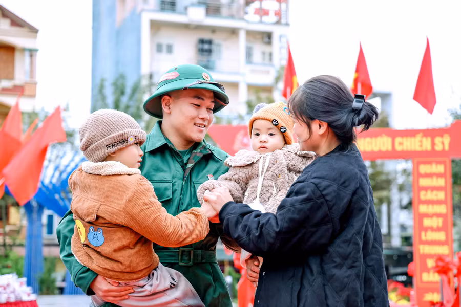 Tân binh rạng rỡ chào người thân để lên đường nhập ngũ.