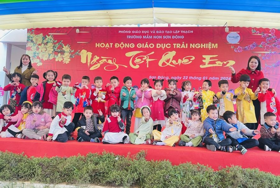 Cô và trò vui nhộn tạo dáng chụp ảnh kỷ niệm. Cô và trò vui nhộn tạo dáng chụp ảnh kỷ niệm.