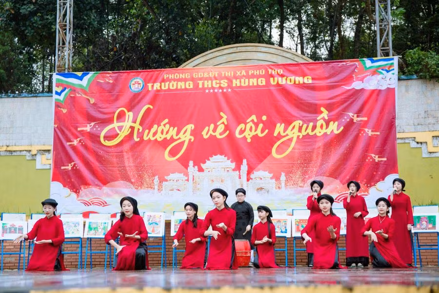 Câu lạc bộ hát xoan của trường THCS Hùng Vương biểu diễn tại Khu Di tích lịch sử Quốc gia đặc biệt Đền Hùng.