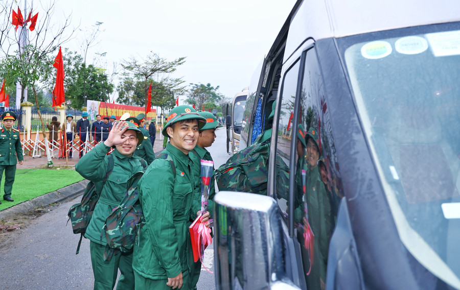 Rạng rỡ khi bước lên xe. Rạng rỡ khi bước lên xe.
