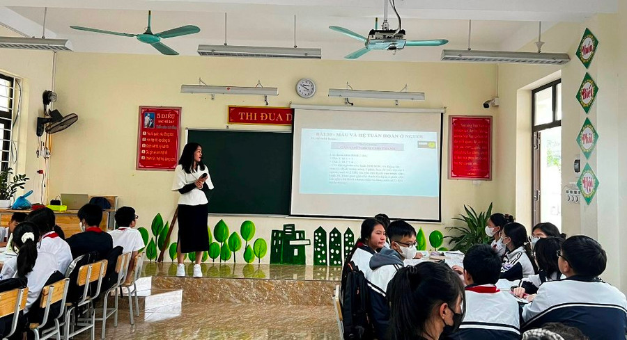 Giờ học của cô và trò trường THCS Hội Hợp, TP. Vĩnh Yên. Giờ học của cô và trò trường THCS Hội Hợp, TP. Vĩnh Yên.
