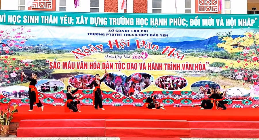 Tiết mục biểu diễn văn nghệ của các em học sinh người Dao.