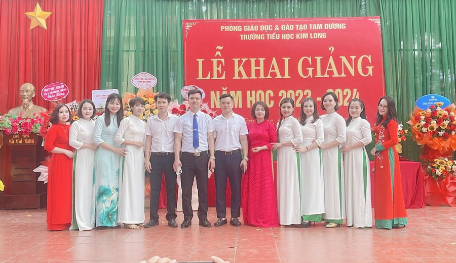 Cán bộ, giáo viên nhà trường thực hiện phong trào thi đua dạy tốt, học tốt ngay từ đầu năm học. Cán bộ, giáo viên nhà trường thực hiện phong trào thi đua dạy tốt, học tốt ngay từ đầu năm học.