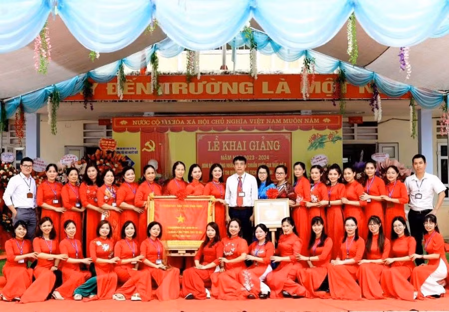 Tập thể cán bộ, giáo viên, nhân viên Trường Tiểu học Nguyệt Đức.