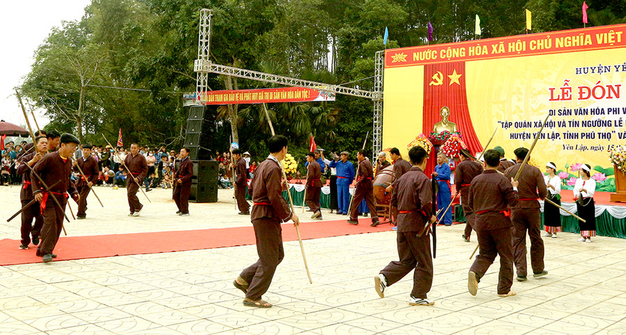 Tái hiện mô phỏng phường đi săn của người Mường. Tái hiện mô phỏng phường đi săn của người Mường.