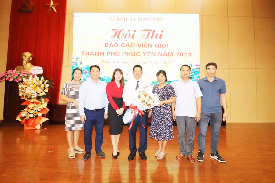 Ông Tạ Duy Chung, Phó Bí thư thường trực Đảng ủy – Chủ nhiệm UBKT, Trường Cao đẳng Nghề Việt Xô số 1 (người nhận hoa) tham gia Hội thi Báo cáo viên giỏi TP Phúc Yên năm 2023.