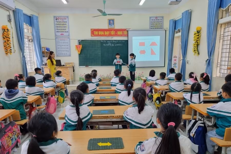 Lớp học trường Tiểu học Nguyệt Đức khang trang, sạch đẹp, đầy đủ thiết bị dạy học.