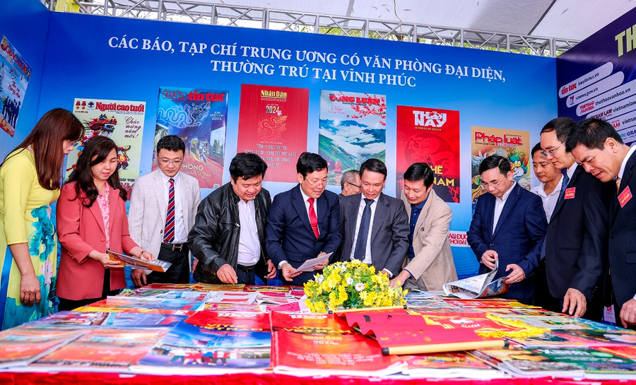 Đại biểu tham quan gian trưng bày các Báo, Tạp chí Trung ương tại Vĩnh Phúc.