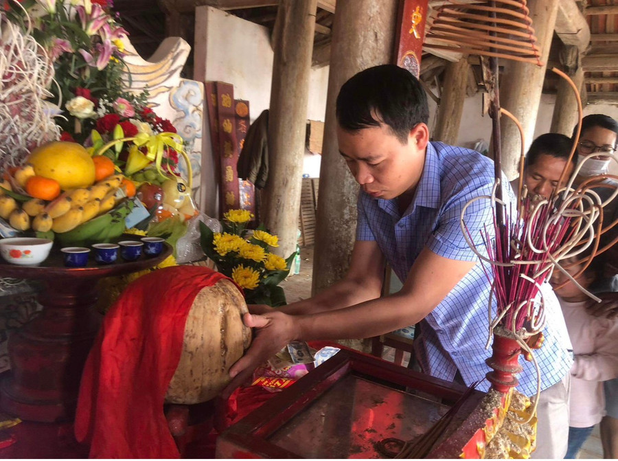 Người dân thắp hương, sờ phết cầu may.