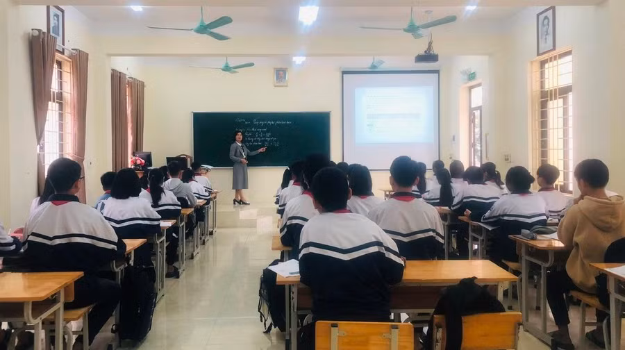 Tiết học của cô và trò trường THCS Liên Châu, huyện Yên Lạc.