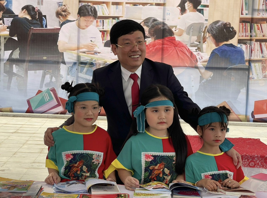 Chủ tịch UBND tỉnh Vĩnh Phúc Lê Duy Thành tham dự chương trình. Chủ tịch UBND tỉnh Vĩnh Phúc Lê Duy Thành tham dự chương trình.