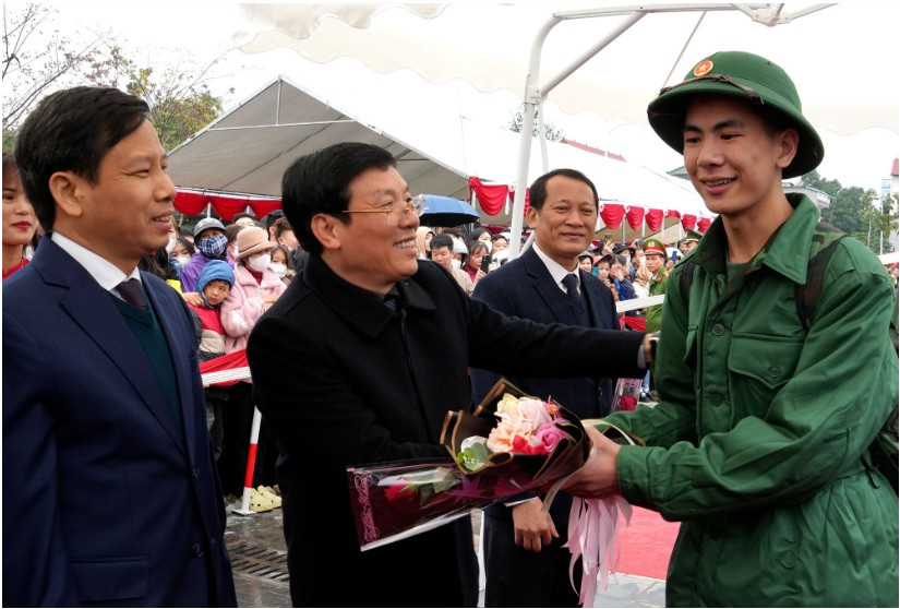 Chủ tịch UBND tỉnh Lê Duy Thành tặng hoa động viên các tân binh huyện Lập Thạch lên đường nhập ngũ. Chủ tịch UBND tỉnh Lê Duy Thành tặng hoa động viên các tân binh huyện Lập Thạch lên đường nhập ngũ.