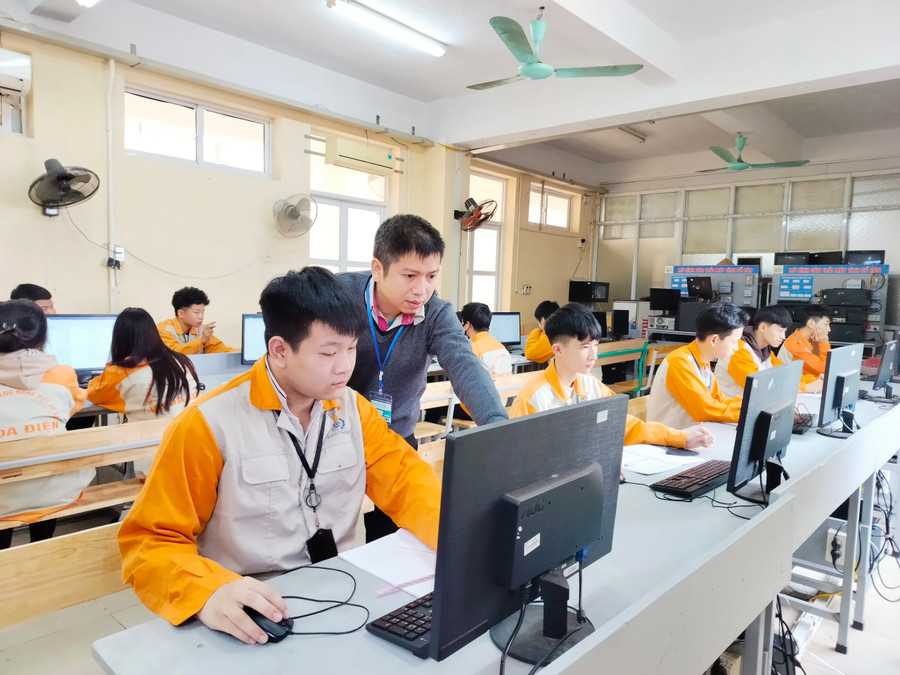 Cùng với việc nâng cao chất lượng dạy và học, Trường cao đẳng Nghề Việt Xô số 1 chú trọng công tác tạo nguồn và phát triển đảng viên trong học sinh, sinh viên. Cùng với việc nâng cao chất lượng dạy và học, Trường cao đẳng Nghề Việt Xô số 1 chú trọng công tác tạo nguồn và phát triển đảng viên trong học sinh, sinh viên.