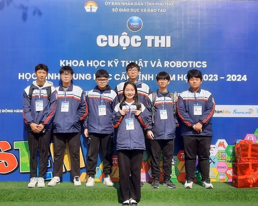 Học sinh Trường THCS Hùng Vương tham gia Cuộc thi khoa học kỹ thuật học sinh phổ thông cấp tỉnh.