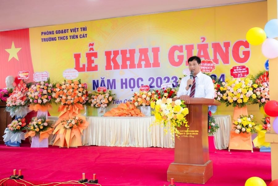 Thầy giáo Lưu Văn Bảy - Hiệu trưởng Trường THCS Tiên Cát. Thầy giáo Lưu Văn Bảy - Hiệu trưởng Trường THCS Tiên Cát.